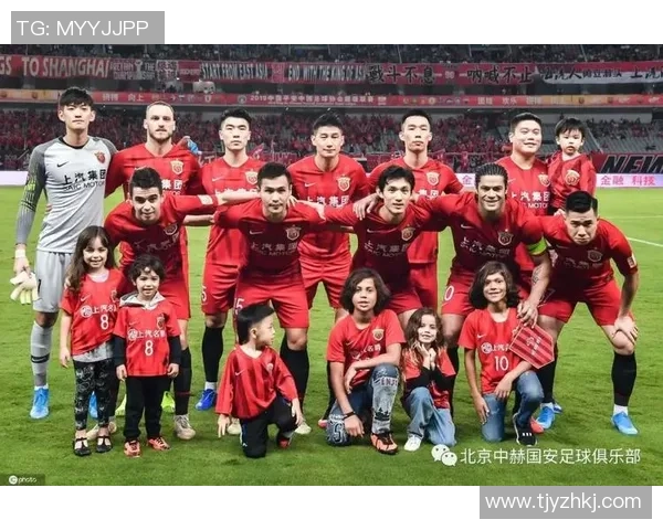 上海足球队以69分领跑冠军赛积分榜展现强劲实力